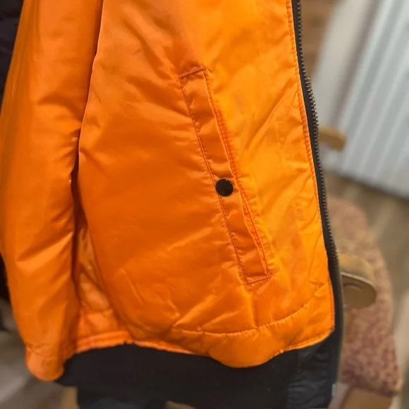 Rare "Titanic" movie bomber jacket. Makes a nice warm winter season coat. - Picture 8 of 11